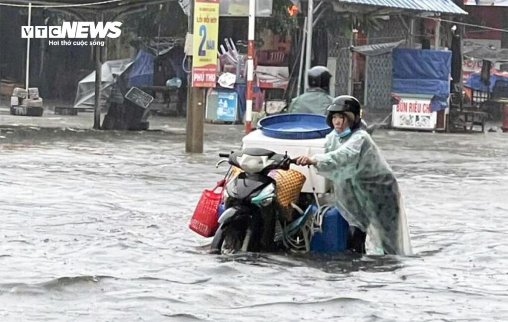 Dự Báo Thời Tiết Hôm Nay 28/10: Mưa Lớn Kỷ Lục Ở Huế, Đà Nẵng – Nhiều Nơi Trên 800mm, Cảnh Báo Ngập Lụt Rộng mien trung mua lu 22562976 1024x649 - Dự Báo Thời Tiết Hôm Nay 28/10: Mưa Lớn Kỷ Lục Ở Huế, Đà Nẵng – Nhiều Nơi Trên 800mm, Cảnh Báo Ngập Lụt Rộng