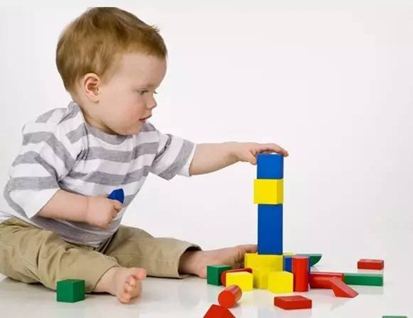 Những món đồ chơi cho bé dưới 2 tuổi được yêu thích nhất hiện nay