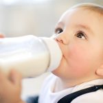 cho tre uong sua 150x150 - Sữa nào tốt cho bé sơ sinh của bạn?