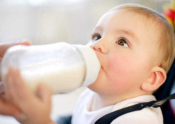 8 sai lầm thường gặp khi cho trẻ uống sữa