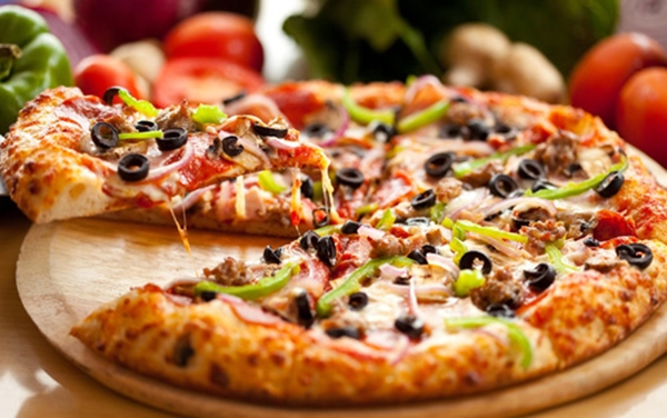 Pizza là thực phẩm nhiều muối mà bà bầu nên hạn chế