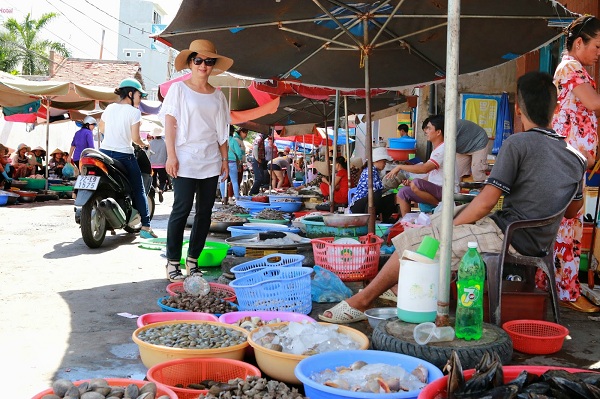 cho hai san xom luoi 1 - Top 3 địa điểm hải sản Vũng Tàu cực hấp dẫn thu hút khách du lịch